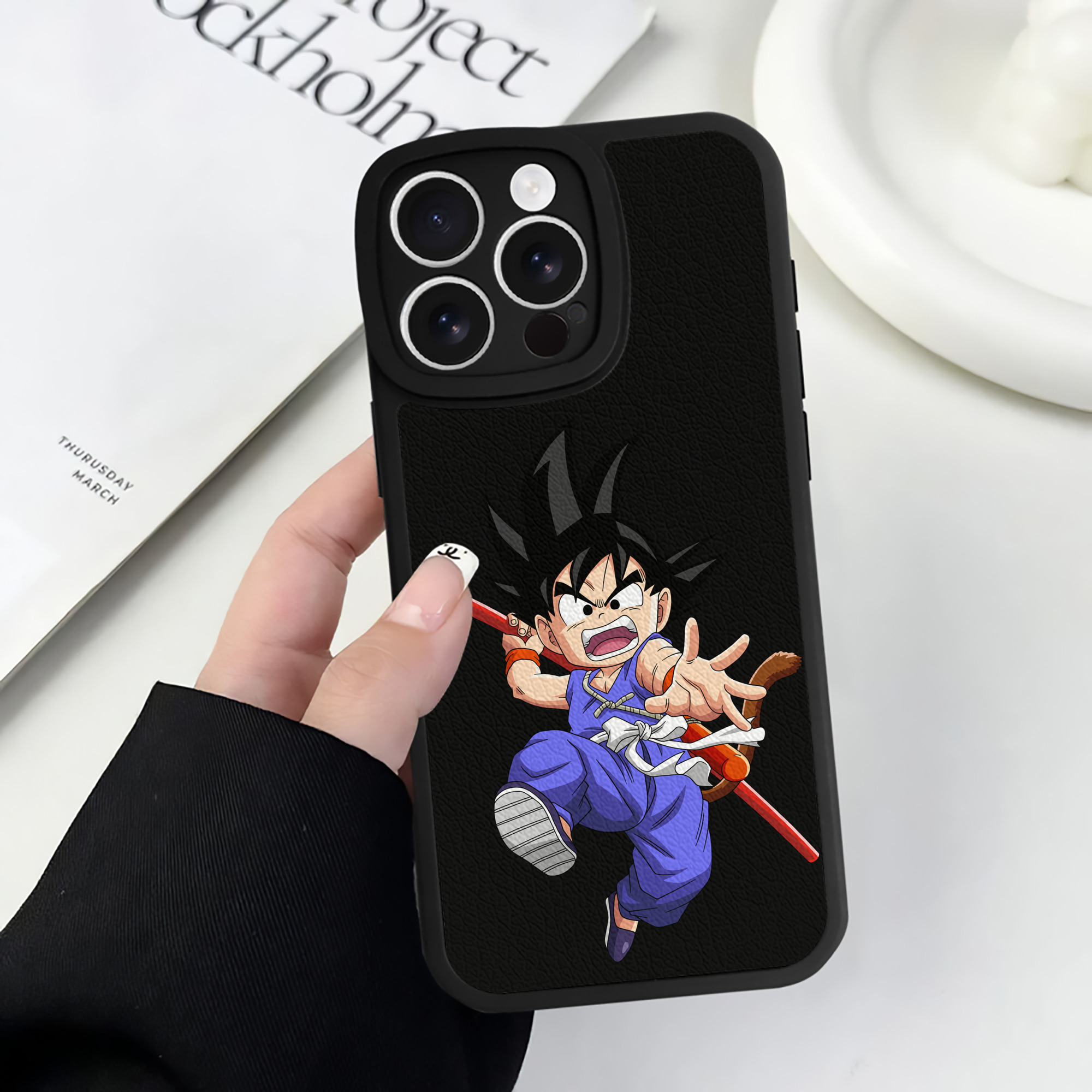 （画像用） ドラゴンボール 孫悟空（そん ごくう）Son Goku カカロット DRAGON BALL Kakarotto 【iPhone 16シリーズ対応】シリコンスマホケース（レザー調） 材質：シリコン